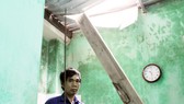 Ván gỗ cốt pha dài 4m đâm thủng mái tôn nhà dân