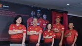 Cựu tuyển thủ Wes Brown và ban lãnh đạo của Kohler trong áo đấu mới của MU.
