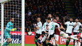 AC Milan - Sassuolo 1-0: Pol Lirola “tặng quà” Milan, thủ môn Consigli nhận thẻ đỏ