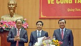 Ông Phan Việt Cường và Đinh Văn Thu trao quyết định chuẩn y, tặng hoa chúc mừng ông Lê Văn Dũng