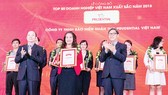 Ông Hoàng Minh Hoàn - Phó Tổng Giám đốc SCB nhận cúp và chứng nhận danh hiệu từ Ban tổ chức VNR500