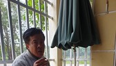 Ông Tuyển trong một quán cà phê nói về kế hoạch xin việc cho ai có nhu cầu vào an ninh sân bay Đồng Hới
