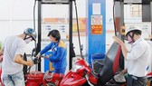 Giá xăng giảm mạnh