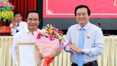 Thừa ủy quyền Ban Bí thư, đồng chí Phạm Văn Rạnh (phải) trao Quyết định chuẩn y chức vụ Phó Bí thư Tỉnh ủy Long An nhiệm kỳ 2015-2020 cho đồng chí Nguyễn Văn Được. Ảnh: HÀM LUÔNG