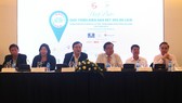 Ban tổ chức thông tin giới thiệu nội dung diễn đàn tại họp báo chiều 14-8. Ảnh: PHONG LAM