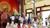 Các đại biểu dâng hương tưởng niệm Chủ tịch Tôn Đức Thắng