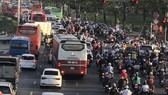 Dòng xe nối đuôi nhau về lại TP