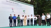 Các đại biểu nhấn nút ra mắt chương trình