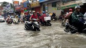 Nâng cao đường chống ngập phải có tiêu chí cụ thể. Ảnh: QUỐC HÙNG