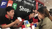Nhân viên FPT Shop giao máy cho khách hàng