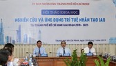 Bí thư Thành ủy TPHCM Nguyễn Thiện Nhân, Chủ tịch UBND TPHCM Nguyễn Thành Phong chủ trì hội thảo. Ảnh: HOÀNG HÙNG