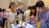 Người dùng trải nghiệm điện thoại của Xiaomi tại sự kiện