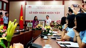 Lễ tiếp nhận bức tranh cổ động Chân dung Chủ tịch Hồ Chí Minh