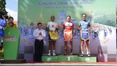 Mai Nguyễn Hưng trên bục nhận thưởng.