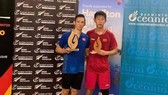 Nguyễn Tiến MInh (trái) với phần thưởng vô địch.