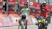 Tay đua trẻ Võ Thanh An một mình lao về đích. Ảnh: NGUYỄN NHÂN