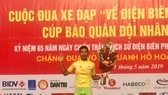 Quàng Văn Cường tạm mặc áo vàng.