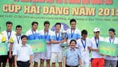 Đội Hải Đăng Tây Ninh với chiếc Cúp vô địch.