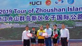 Thu Mai trên bục nhận áo vàng.