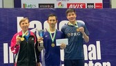 Tiến MInh với chiếc cúp vô địch trên bục nhận thưởng.