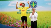 Tay đua Jordan Parra đang thống lĩnh đường đua nhờ nước rút tốt.