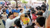 Mang trung thu yêu thương về xứ dừa