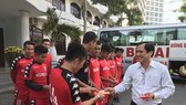TGĐ Cty CPBĐ Bình Dương Lê Hồng Cường trao bao lì xì cho các cầu thủ trước buổi tập