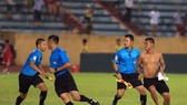 Các trợ lý trọng tài nỗ lực ngăn cản khán giả chạy vào sân. Ảnh: MINH HOÀNG