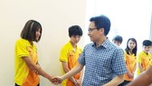 Phó Thủ tướng bắt tay chào mừng các thành viên của đội tuyển