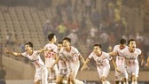 Nam Định vỡ òa niềm vui khi giành chiến thắng ở loạt sút luân lưu. Ảnh: MINH HOÀNG
