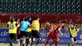 Hình ảnh hỗn loạn sau trận đấu. Ảnh: NGUYỄN HOÀNG