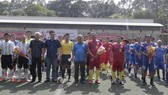 Ban tổ chức chụp ảnh lưu niệm cùng các đội dự giải