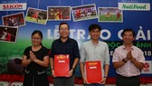 Ban tổ chức trao giải cho 2 tác giả nhận giải đặc biệt. Ảnh: DŨNG PHƯƠNG
