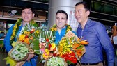 HLV Miguel (giữa) cùng với Phó chủ tịch Trần Quốc Tuấn và ông Trần Anh Tú