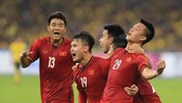 Huy Hùng ngây ngất sau bàn mởi tỷ số trên sân Bukit Jalil. Ảnh: MINH HOÀNG
