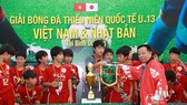 Ban tổ chức trao cờ vô địch cho đội Nhật Bản. Ảnh: DŨNG PHƯƠNG