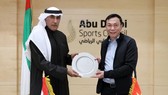 Phó Chủ tịch Thường trực VFF Trần Quốc Tuấn với ông Mohammad Khalfan Al Romaithi (bên trái)