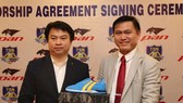 Ông Trần Anh Tú cùng đại diện PAN Sport giới thiệu giày thi đấu của cầu thủ Thái Sơn Nam sắp đến. Ảnh: DŨNG PHƯƠNG