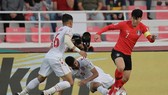 Son Heung Min đi bóng trước các hậu vệ Bahrain. Ảnh: AFC