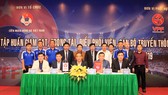 Các giảng viên chụp ảnh lưu niệm cùng lãnh đạo VFF, VPF. Ảnh: ĐOÀN NHẬT