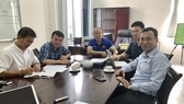 Phó Chủ tịch VFF Trần Quốc Tuấn cùng HLV Park Hang-seo và các bộ phận chuyên môn tại buổi họp. Ảnh: ĐOÀN NHẬT