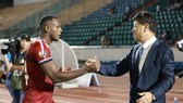 HLV Chung Hae Soung và chân sút số 1 Vinicius của CLB TPHCM. Ảnh: NGUYỄN HOÀNG