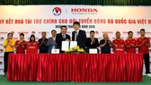 Đại diện VFF và Công ty Honda Việt Nam tại lễ ký hợp đồng. Ảnh: ĐOÀN NHẬT