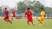 Công an Nhân Dân (áo vàng) để thua Nam Định trong trận ra quân. Ảnh: Đoàn Nhật