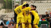 Các cầu thủ Hà Tĩnh đã áp sát ngôi đầu bảng. Ảnh: MINH HOÀNG