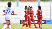 Đồng đội chia vui cùng Nhật Lan (7) sau khi ghi bàn thắng. Ảnh: NHẬT ĐOÀN
