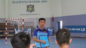 HLV Quốc Tuấn trao đổi với các cầu thủ trước buổi tập