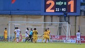 Tình huống dẫn đến việc đội khách khiếu nại trọng tài. Ảnh: MINH HOÀNG