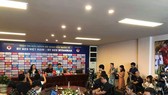 HLV Nguyễn Văn Đàn và thủ môn Tiến Dũng tại buổi họp. Ảnh: Minh Hoàng