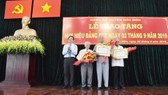 Đồng chí Trần Lưu Quang chúc mừng các đồng chí nhận Huy hiệu 70 năm tuổi Đảng